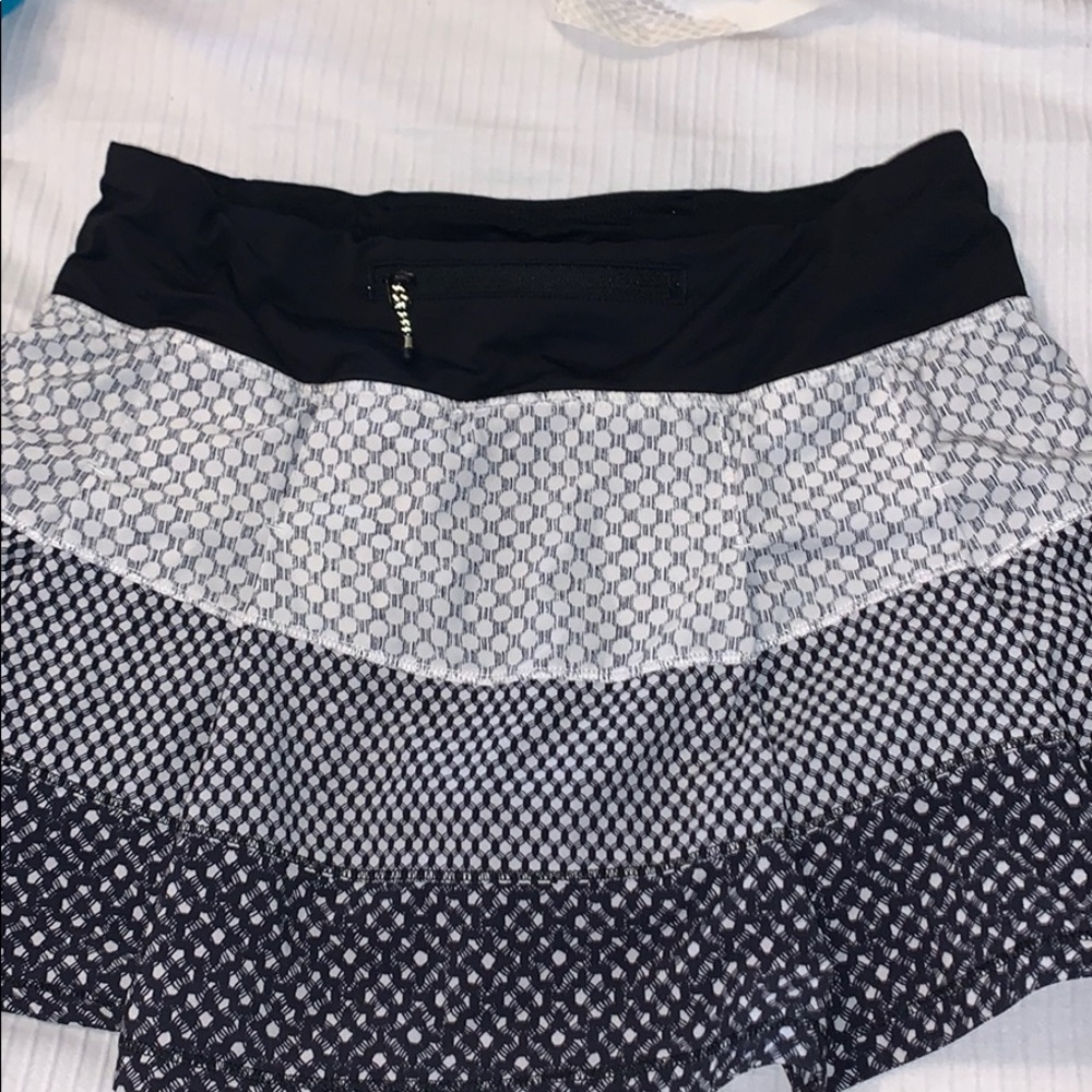 Lululemon black and white patterned skirt